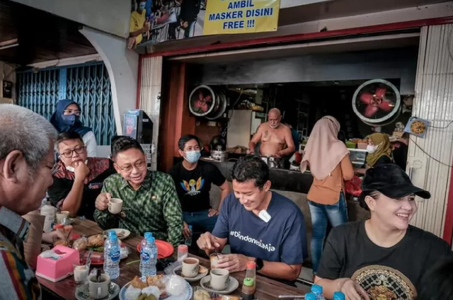 Menteri Pariwisata dan Ekonomi Kreatif, Sandiaga Uno dan Wali Kota Pontianak, Edi Rusdi Kamtono saat berada di Warung Kopi Asiang, salah satu penyumbang PAD Kota Pontianak (Sumber Foto: Kemenparekraf)