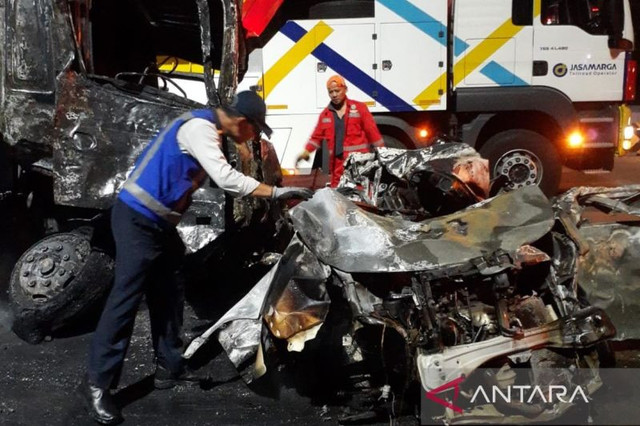 Petugas menangani lokasi kecelakaan di Gerbang Tol Ciawi, Kelurahan Katulampa, Kota Bogor, Jawa Barat, Rabu (5/2/2025). Foto: ANTARA/HO-Damkar Kota Bogor