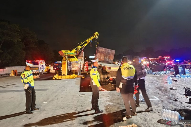 Petugas Kepolisian melakukan penanganan di lokasi kejadian di Gerbang Tol Ciawi, Kelurahan Katulampa, Kota Bogor, Jawa Barat, Rabu (5/2/2025). Foto: ANTARA/HO-Polresta Bogor Kota