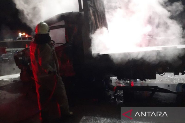 Petugas menangani lokasi kecelakaan di Gerbang Tol Ciawi, Kelurahan Katulampa, Kota Bogor, Jawa Barat, Rabu (5/2/2025). Foto: ANTARA/HO-Damkar Kota Bogor