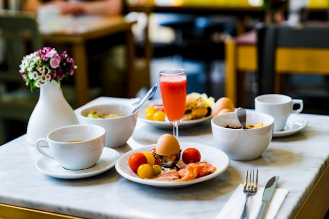 Sarapan gratis di hotel untuk berapa orang. Foto hanyalah ilustrasi. Sumber: Unsplash/Dan Gold