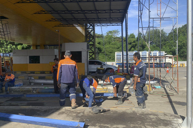 Petugas memperbaiki gerbang tol yang rusak akibat kecelakaan truk di Pintu tol Gerbang Tol Ciawi 2, Bogor, Jawa Barat, Rabu (5/2/2025). Foto: Mirsan Simamora/kumparan