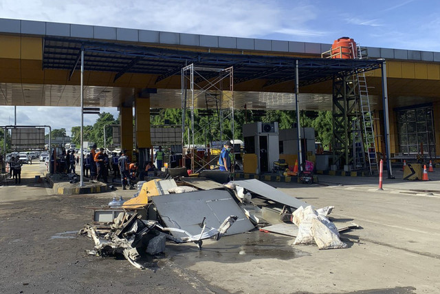 Petugas Jasamarga melihat puing gerbang tol yang rusak akibat kecelakaan truk di Pintu tol Gerbang Tol Ciawi 2, Bogor, Jawa Barat, Rabu (5/2/2025). Foto: Mirsan Simamora/kumparan