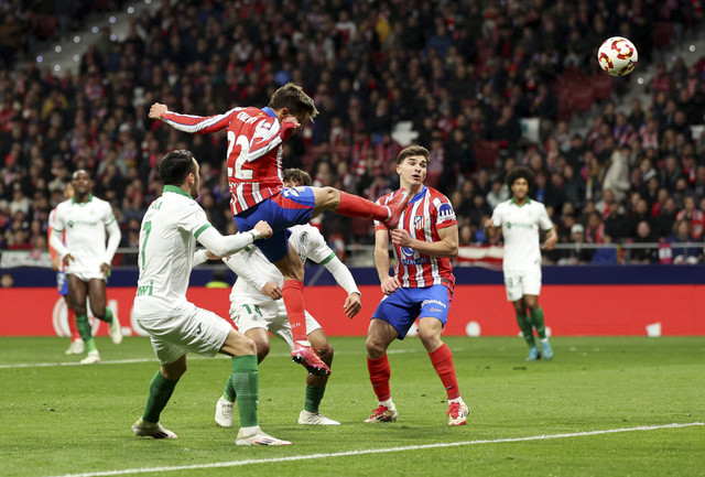 Pemain Atletico Madrid Giuliano Simeone menyundul bola ke arah gawang Getafe pada pertandingan Copa Del Rey di Estadio Metropolitano, Madrid, Spanyol, Selasa (4/2/2025). Foto: Violeta Santos Moura/Reuters