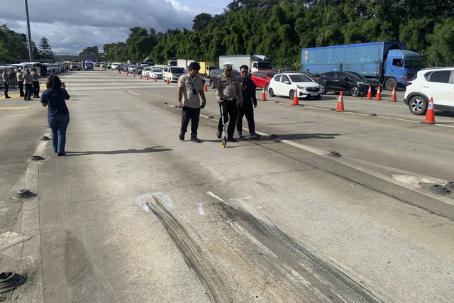 Diduga bekas rem truk pada tabrakan pertama di GT Ciawi 2 arah Jakarta. Foto: Mirsan Simamora/kumparan