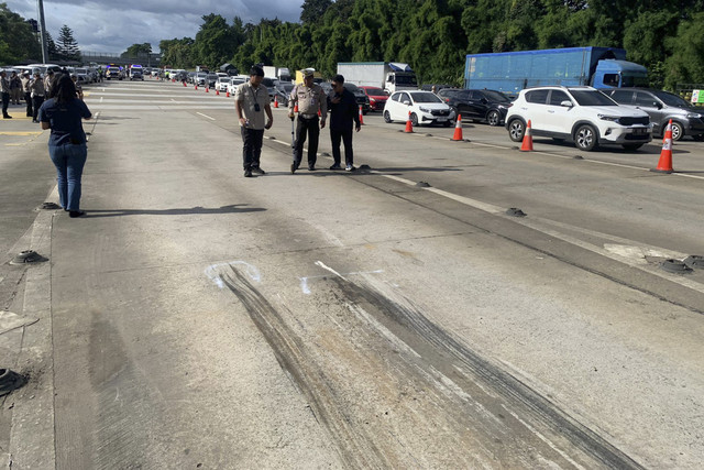 Diduga bekas rem truk pada tabrakan pertama di GT Ciawi 2 arah Jakarta. Foto: Mirsan Simamora/kumparan