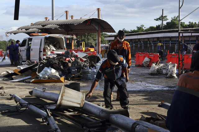 Petugas membersihkan material kecelakaan beruntun di Gerbang Tol Ciawi 2, Kota Bogor, Jawa Barat, Rabu (5/2/2025). Foto: Yulius Satria Wijaya/ANTARA FOTO