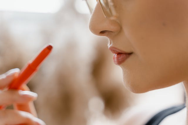 Ilustrasi lip liner yang bagus dan tahan lama. Sumber: Pexels/MART PRODUCTION