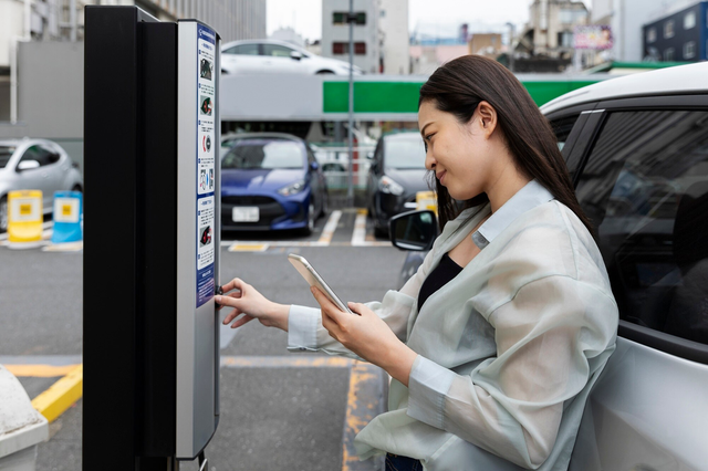 Ilustrasi penggunaan e-parking (sumber: Freepik)