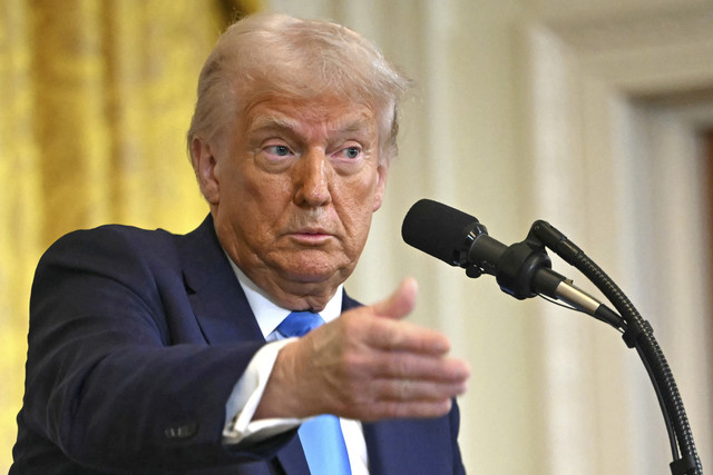 Presiden Amerika Serikat Donald Trump menyampaikan keterangan pers usai melaksanakan pertemuan di Gedung Putih, Washington DC, Amerika Serikat, Selasa (4/2/2025). Foto: Jim Watson/AFP