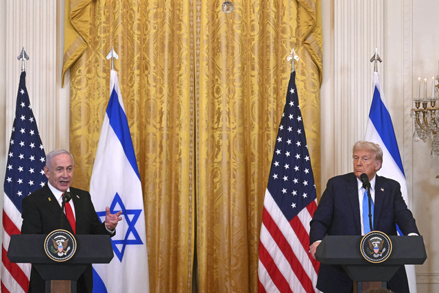 Presiden Amerika Serikat Donald Trump bersama Perdana Menteri Israel  Benjamin Netanyahu menyampaikan keterangan pers usai melaksanakan pertemuan di Gedung Putih, Washington DC, Amerika Serikat, Selasa (4/2/2025). Foto: Jim Watson/AFP