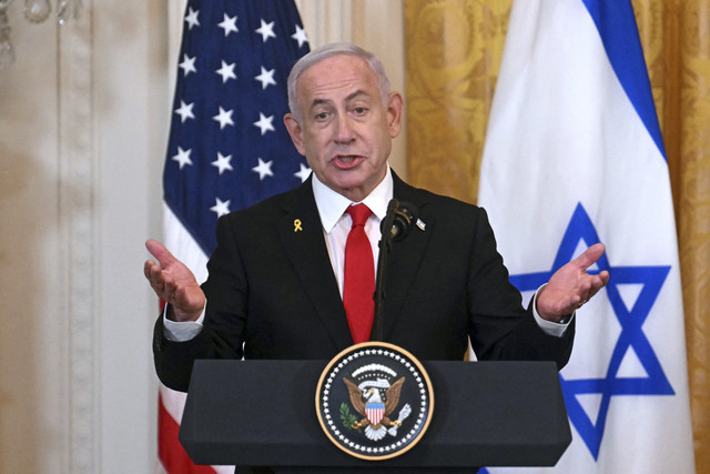 Perdana Menteri Israel  Benjamin Netanyahu menyampaikan keterangan pers usai melaksanakan pertemuan di Gedung Putih, Washington DC, Amerika Serikat, Selasa (4/2/2025). Foto: Jim Watson/AFP