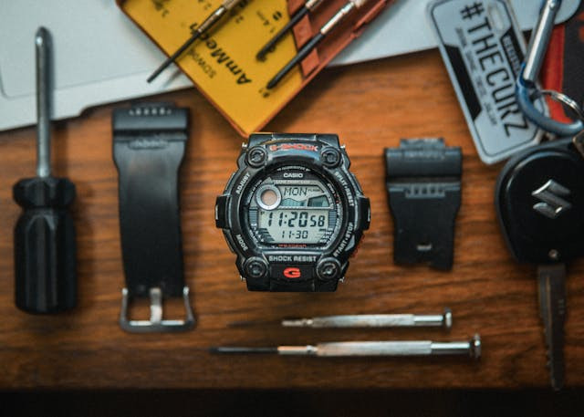 Ilustrasi perbedaan gshock dan baby g. Sumber: pexels.com