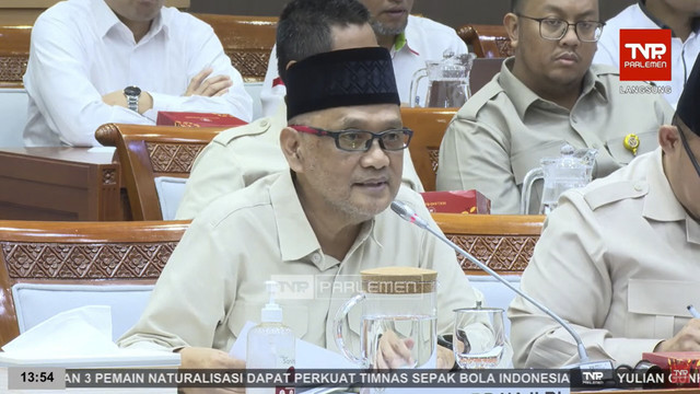 Kepala Badan Penyelenggaraan Haji Moch Irfan memberikan paparan saat mengikuti rapat kerja dengan Komisi VIII DPR RI di Kompleks Parlemen, Senayan, Jakarta, Selasa (5/2/2025). Foto: Youtube/ TVR Parlemen