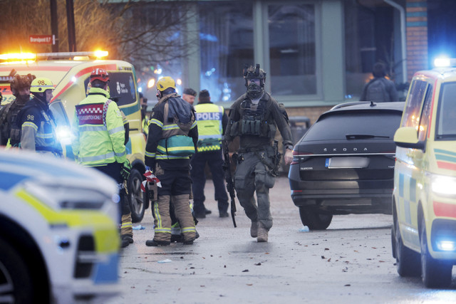 Sejumlah petugas kepolisian berjaga setelah serangan penembakan mematikan di Kampus Risbergska, Orebro, Swedia, Selasa (4/2/2025). Foto: Kicki Nilsson/ TT News Agency via Reuters