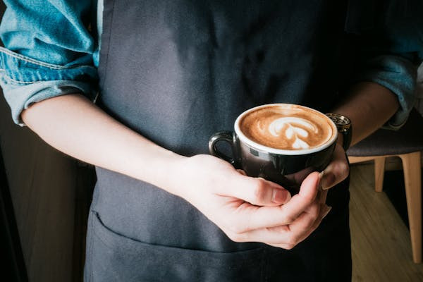 Ilustrasi perbedaan kopi biasa dan decaf. Foto: Pexels.com/Porapak Apichodilok