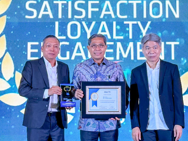 Direktur Keuangan Bank Sumsel Babel, Samiluddin, bersama Pemimpin Divisi Operasional dan Layanan, Bambang Wahyu Nugroho, saat menerima penghargaan SLE Award 2025. (ist)