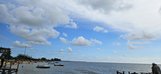 Pantai Batakan, salah satu ikon wisata Provinsi Kalimantan Selatan (Sumber: Dokumentasi pribadi)