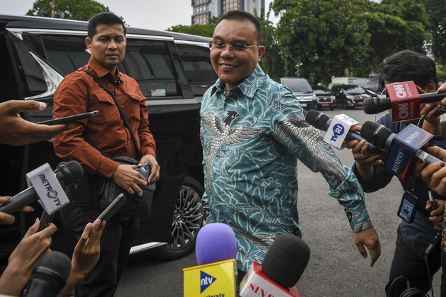 Wakil Ketua DPR Sufmi Dasco Ahmad menjawab pertanyaan wartawan sebelum bertemu Presiden Prabowo Subianto di kompleks Istana Kepresidenan, Jakarta, Selasa (4/2/2025). Foto: Galih Pradipta/ANTARA FOTO