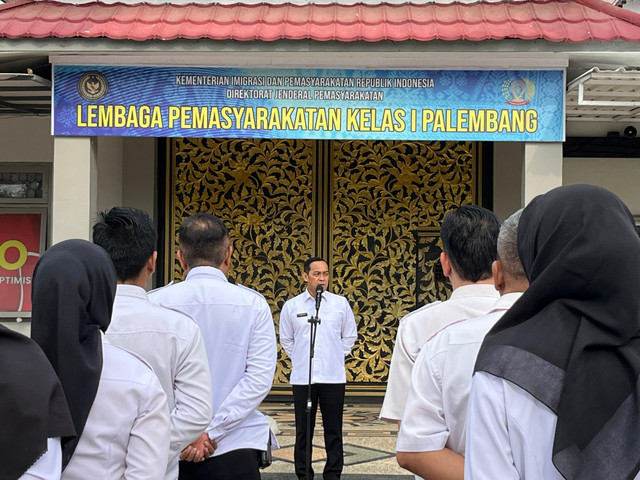 Kakanwil Ditjenpas Sumsel saat samapaikan amanat di halaman Lapas Kelas I Palembang (sumber: Humas)