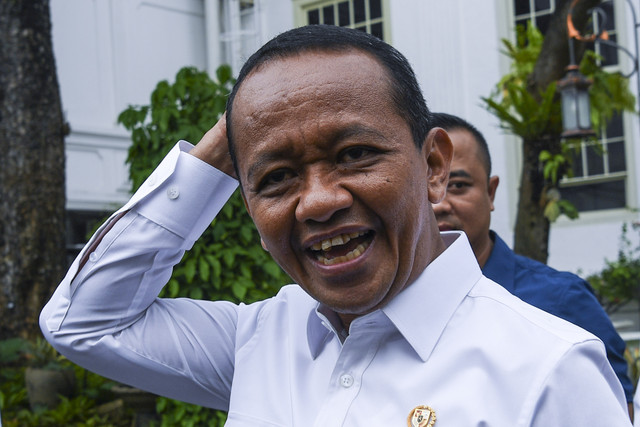 Menteri ESDM Bahlil Lahadalia menjawab pertanyaan wartawan sebelum bertemu dengan Presiden Prabowo Subianto di kompleks Istana Kepresidenan, Jakarta, Selasa (4/2/2025). Foto: Galih Pradipta/ANTARA FOTO