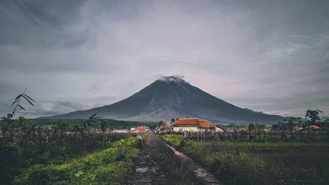 Seven Summit Jawa, foto: Gunung Semeru, Unsplash/Ibnu Al Rasyid