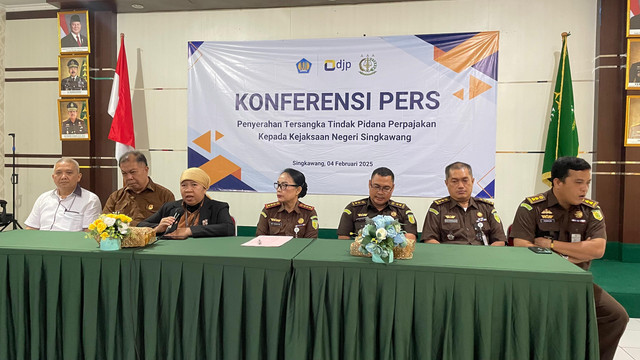 Kanwil DJP Kalbar dan Kejari Singkawang saat melakukan konferensi pers kasus penggelapan pajak senilai Rp 1,4 miliar. Foto: Dok. DJP Kalbar