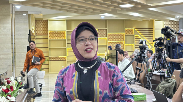 Plt Kepala BPS Amalia A. Widyasanti dalam konferensi pers Pertumbuhan Ekonomi 2024 di Kantor Pusat BPS, Rabu (5/2/2025).  Foto: Ave Airiza Gunanto/kumparan