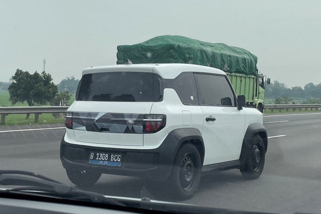 Wujud mobil listrik diduga VinFast VF 3 yang tengah diuji coba di Indonesia. Foto: Sena Pratama/kumparan