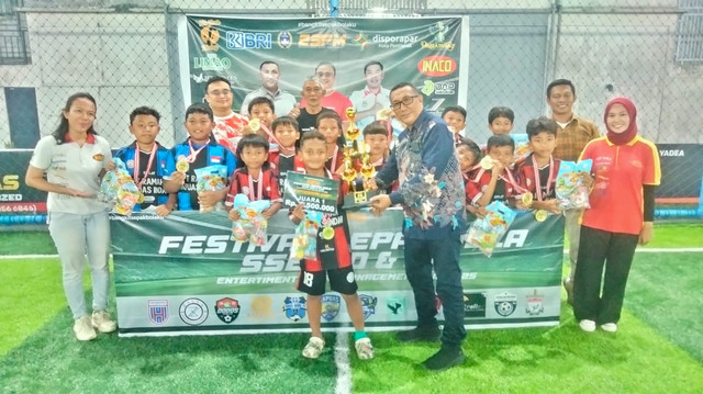 Para juara berfoto bersama. Festival Sekolah Sepak Bola U10 dan U21 pertama kalimya digelar di Pontianak. Foto: Dok. Istimewa