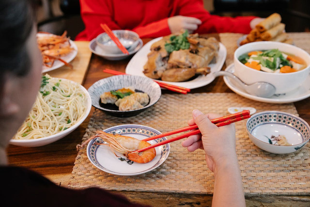 Tradisi makan sayur 7 macam Imlek. Foto hanya ilustrasi. Sumber: Pexels/Angela Roma