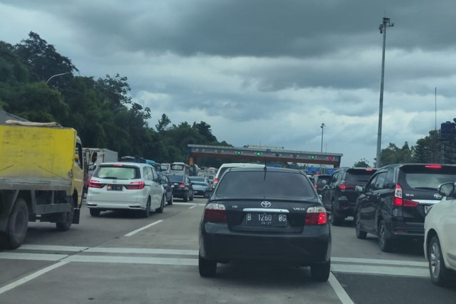 Kemacetan sepanjang 2 kilometer arah Jakarta imbas kecelakaan di Gerbang Tol Ciawi, Bogor, Rabu (5/2/2025). Foto: Indra Subagja/kumparan