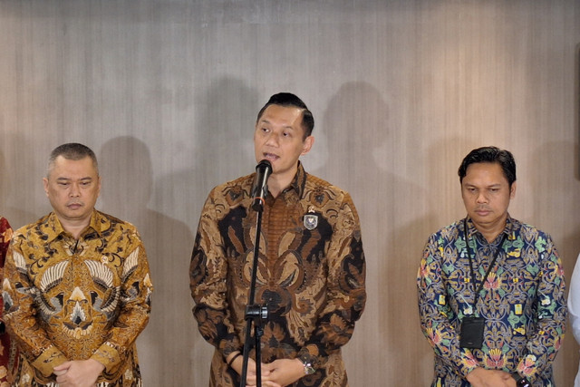 Menko IPK Agus Harimurti Yudhoyono dan Menhub Dudy Purwadandhi memberikan keterangan pers di Kantor Kemenko IPK, Jakarta Pusat, Rabu (5/2/2025). Foto: Argya D. Maheswara/kumparan 