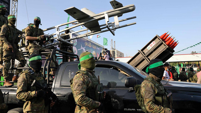 Brigade Al-Qassam, sayap militer Hamas dalam parade militer di Rafah di Jalur Gaza, Palestina (Sumber: Kumparan)