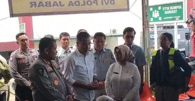 Pj Gubernur Jawa Barat, Bey Machmudin, mengunjungi para korban kecelakaan maut GT Ciawi 2 di RSUD Ciawi, Bogor. dok: Istimewa