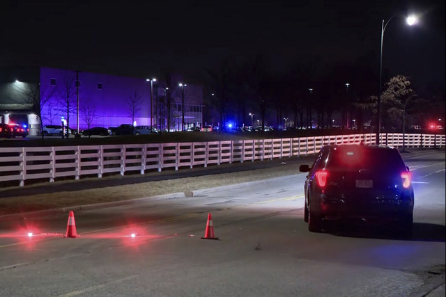 Gambar yang diambil dari video yang disediakan oleh WSYX ini menunjukkan polisi merespons seorang penembak aktif pada Rabu pagi, 5 Februari 2025, di New Albany, Ohio. Foto: WSYX via AP