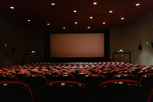 Bioskop di Bekasi. Foto hanya sebagai ilustrasi saja, bukan tempat sebenarnya. Sumber: Pexels/Tima Miroshnichenko.