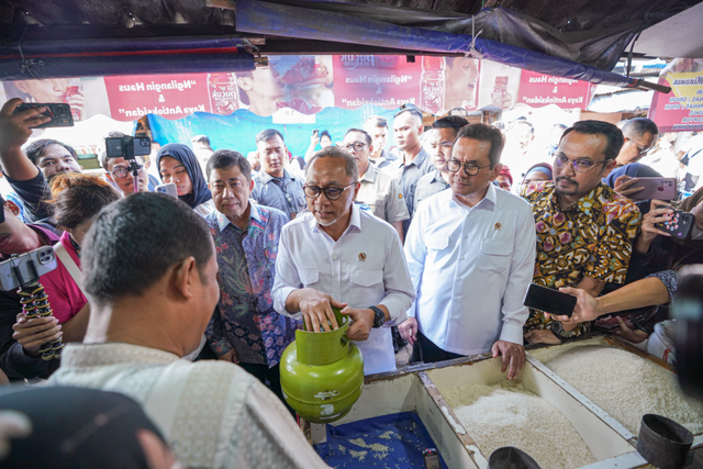 Menko Bidang Pangan Zulkifli Hasan (ketiga dari kanan) dan Menteri Perdagangan Budi Santoso (kedua dari kanan) saat meninjau stok LPG 3 kg di sub pangkalan dekat Pasar Klender, Jakarta Timur, Rabu (5/2/2025). Foto: Dok. Pertamina