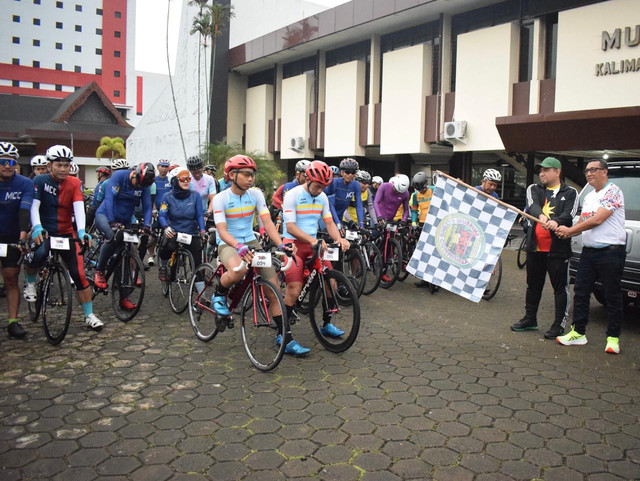 Konsul Malaysia di Pontianak, Azizul Zekri dan Kadisporapar Kota Pontianak, Rizal, melepas peserta Borneo Cross Border Cycling Tour 2025 di halaman Museum Kalbar. Foto: Dok. Pemkot Pontianak