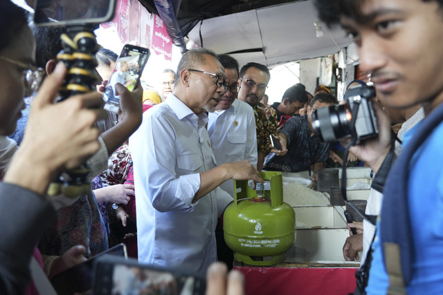 Menko Pangan Zulhas saat meninjau Harga kebutuhan bahan pokok (bapok) di Pasar Klender, Jakarta, Rabu (5/2/2025). Foto: Dok. Kemenko Pangan