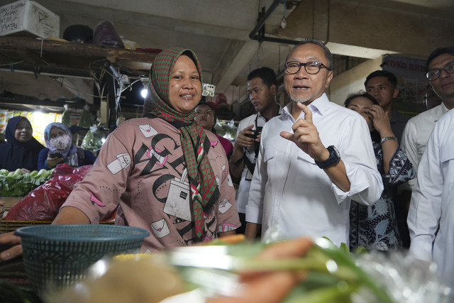 Menko Pangan Zulhas saat meninjau Harga kebutuhan bahan pokok (bapok) di Pasar Klender, Jakarta, Rabu (5/2/2025). Foto: Dok. Kemenko Pangan