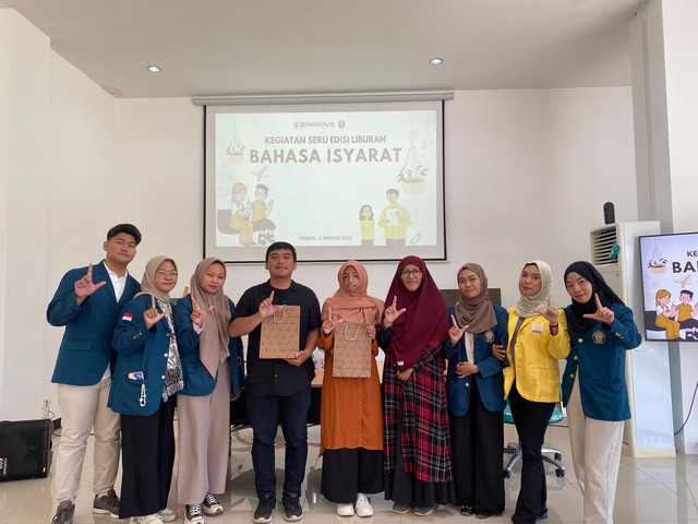 Kelas Bahasa Isyarat dalam event edisi liburan seru bersama perpusda kendal (Jum'at, 3 Januari 2025)