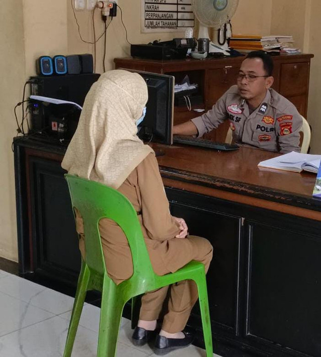 Wakil Kepala Sekolah SMPN 1 Palembang, Marlita Yuana saat melaporkan kejadian penodongan ke SPKT Polsek Ilir Barat (IB) 1 Palembang. Foto : Dok Polsek Ilir Barat (IB) 1 Palembang