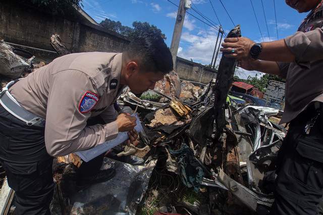 Polisi mengidentifikasi bangkai kendaraan roda empat yang ringsek usai terlibat kecelakaan beruntun Gerbang Tol Ciawi 2, di Unit Laka Polresta Bogor Kota, Bogor Selatan, Kota Bogor, Jawa Barat, Rabu (5/2/2025). Foto: Yulius Satria Wijaya/ANTARA FOTO