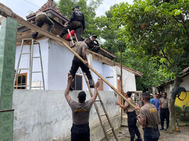 Aipda Sandy Anggota Polres Tulungagung Gunakan Uang Pribadi Buat Renovasi Musala