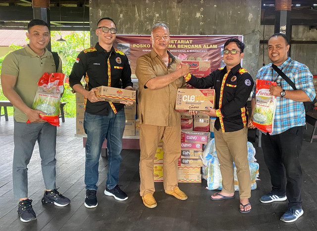 Anggota PDKP mengirimkan bantuan untuk korban banjir di Bengkayang, Landak dan Sambas. Foto: Dok. Istimewa