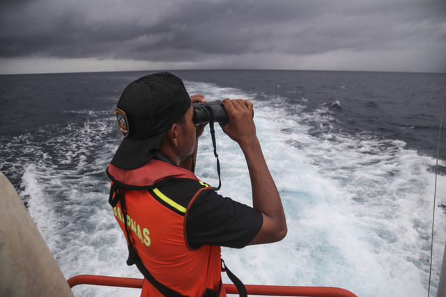 Anggota tim SAR Gabungan memantau dari atas KN SAR 237 Pandudewanata saat pencarian korban hilang dalam insiden meledaknya speedboat RIP 04 milik Basarnas di Perairan Halmahera Selatan, Maluku Utara, Rabu (5/2/2025). Foto: Andri Saputra/ANTARA FOTO