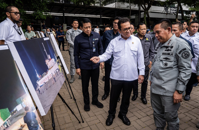 Menteri Perdagangan Budi Santoso (dua kanan) didampingi Kepala Badan Keamanan Laut (Bakamla) Laksamana Madya TNI Irvansyah (kanan) berbincang saat ekspose hasil pengawasan oleh Kementerian Perdagangan dan Bakamla di Jakarta, Rabu (5/2/2025). Foto: ANTARA FOTO/Bayu Pratama S