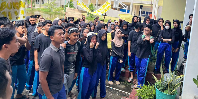 Para siswa SMAN 1 Mempawah saat melakukan unjuk rasa karena gagal ikut SNBP. Foto: Muhammad Zain/Hi!Pontianak