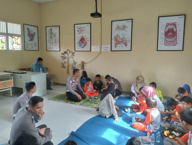 Satlantas Polres Sekadau memberikan makan bergizi gratis untuk siswa SLBN. Foto: Dok. Polres Sekadau